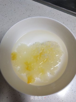 雪梨银耳羹的做法步骤：2