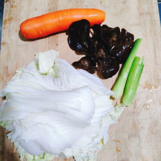 手撕白菜炒木耳的做法步骤：1