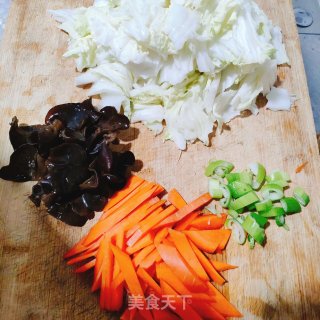 手撕白菜炒木耳的做法步骤：2