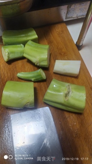 鸭肉炒芥兰头的做法步骤：1