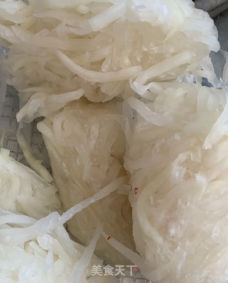 萝卜丝拌香菜的做法步骤：1