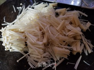 金针菇紫菜蛋花汤的做法步骤：2