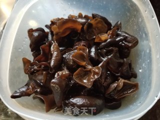 腊肉西芹炒木耳的做法步骤：1