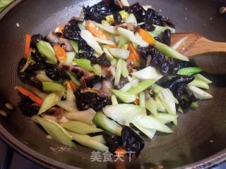 腊肉西芹炒木耳的做法步骤：11