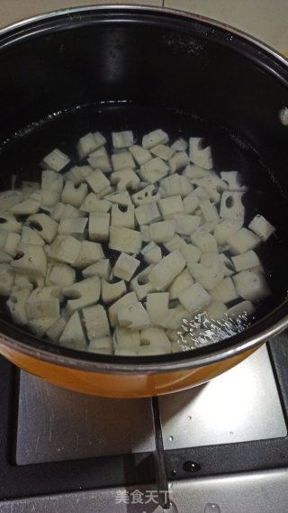 剁椒藕丁的做法步骤：2