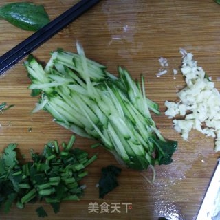 胡萝卜凉拌菠菜的做法步骤：2
