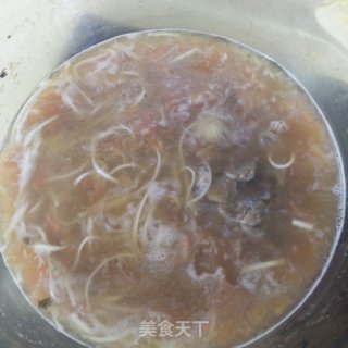 大骨头西红柿热汤面的做法步骤：3