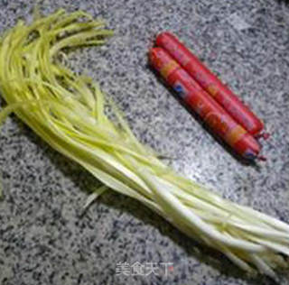 韭菜芽火腿肠炒年糕的做法步骤：1