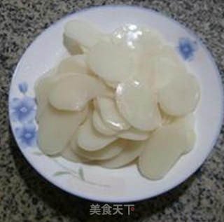 韭菜芽火腿肠炒年糕的做法步骤：2