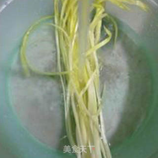 韭菜芽火腿肠炒年糕的做法步骤：3