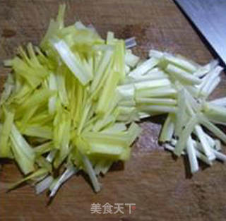 韭菜芽火腿肠炒年糕的做法步骤：4