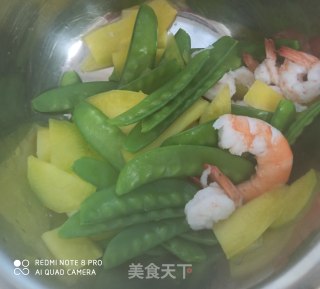 荷兰豆胡萝卜片炒虾仁的做法步骤：4