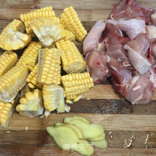 香菇玉米烧鸡腿的做法步骤：1