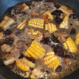 香菇玉米烧鸡腿的做法步骤：6