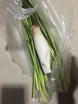 蒜苔炒杏鲍菇的做法步骤：1