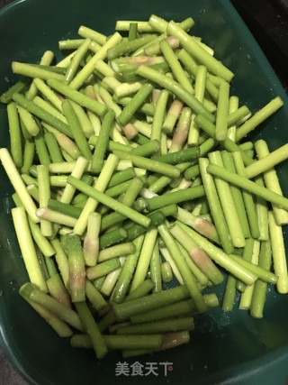 蒜苔炒杏鲍菇的做法步骤：2