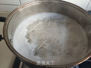 三丝鱿鱼须炒面的做法步骤：1