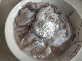 三丝鱿鱼须炒面的做法步骤：4