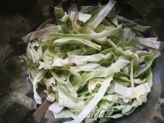 包菜炒土豆粉的做法步骤：2