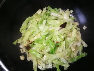 包菜炒土豆粉的做法步骤：5
