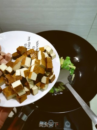 家常毛豆炒豆干的做法步骤：5
