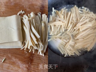 毛豆千张炒双椒的做法步骤：1