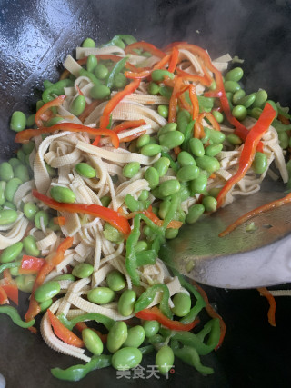 毛豆千张炒双椒的做法步骤：5