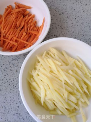 胡萝卜炒土豆丝的做法步骤：1