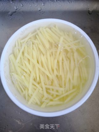 胡萝卜炒土豆丝的做法步骤：2