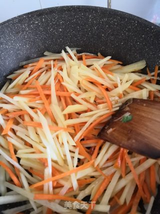 胡萝卜炒土豆丝的做法步骤：5