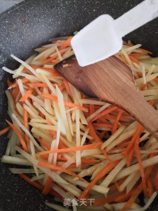 胡萝卜炒土豆丝的做法步骤：9