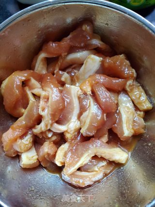 青蒜炒板筋肉的做法步骤：2
