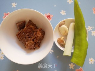 青椒牛肉的做法步骤：1