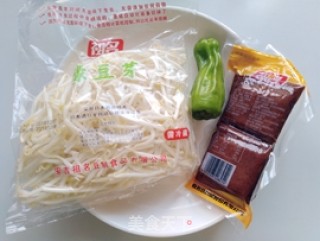 青椒豆芽炒香干的做法步骤：1