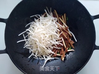 青椒豆芽炒香干的做法步骤：5