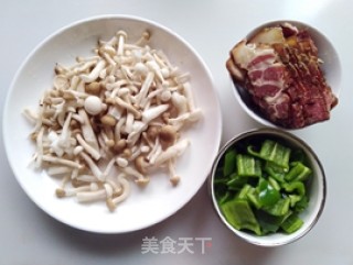 青椒双菇炒腊肉的做法步骤：2