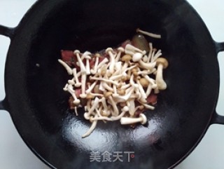 青椒双菇炒腊肉的做法步骤：5