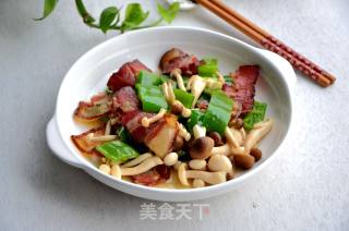 青椒双菇炒腊肉的做法步骤：9