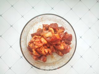 后肘肉不仅可以炒菜用还可以用来做烧烤：味道比烧烤店的还好吃的做法步骤：2