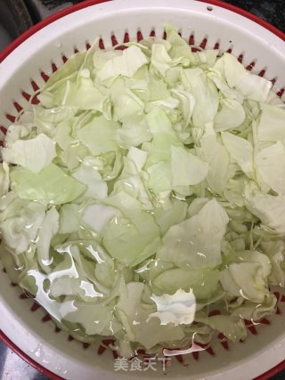 包菜炒五花肉的做法步骤：1