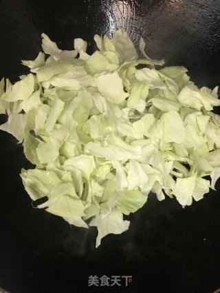 包菜炒五花肉的做法步骤：5