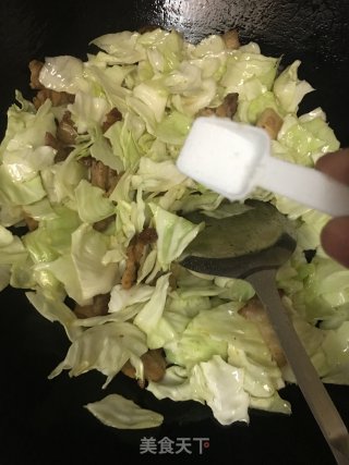 包菜炒五花肉的做法步骤：6