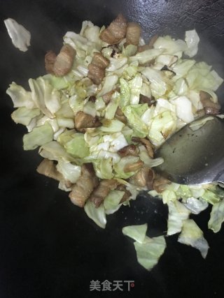 包菜炒五花肉的做法步骤：7