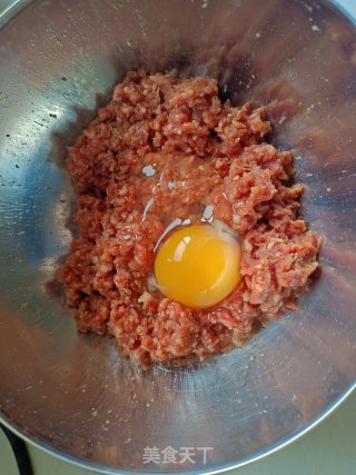 牛肉芹菜馅包子的做法步骤：3