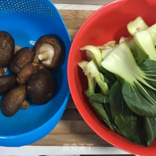 香菇炒青菜的做法步骤：1