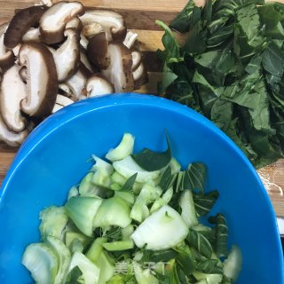 香菇炒青菜的做法步骤：2
