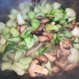 香菇炒青菜的做法步骤：4