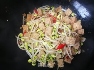 黄豆芽炒面筋的做法步骤：8