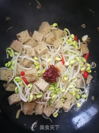 黄豆芽炒面筋的做法步骤：9