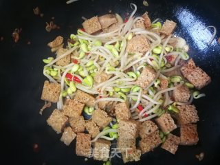 黄豆芽炒面筋的做法步骤：10
